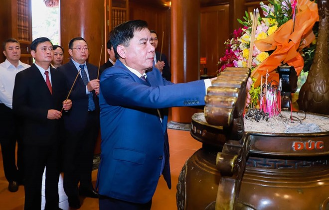 Chủ nhiệm Ủy ban Kiểm tra Trung ương dâng hương tưởng niệm Bác Hồ