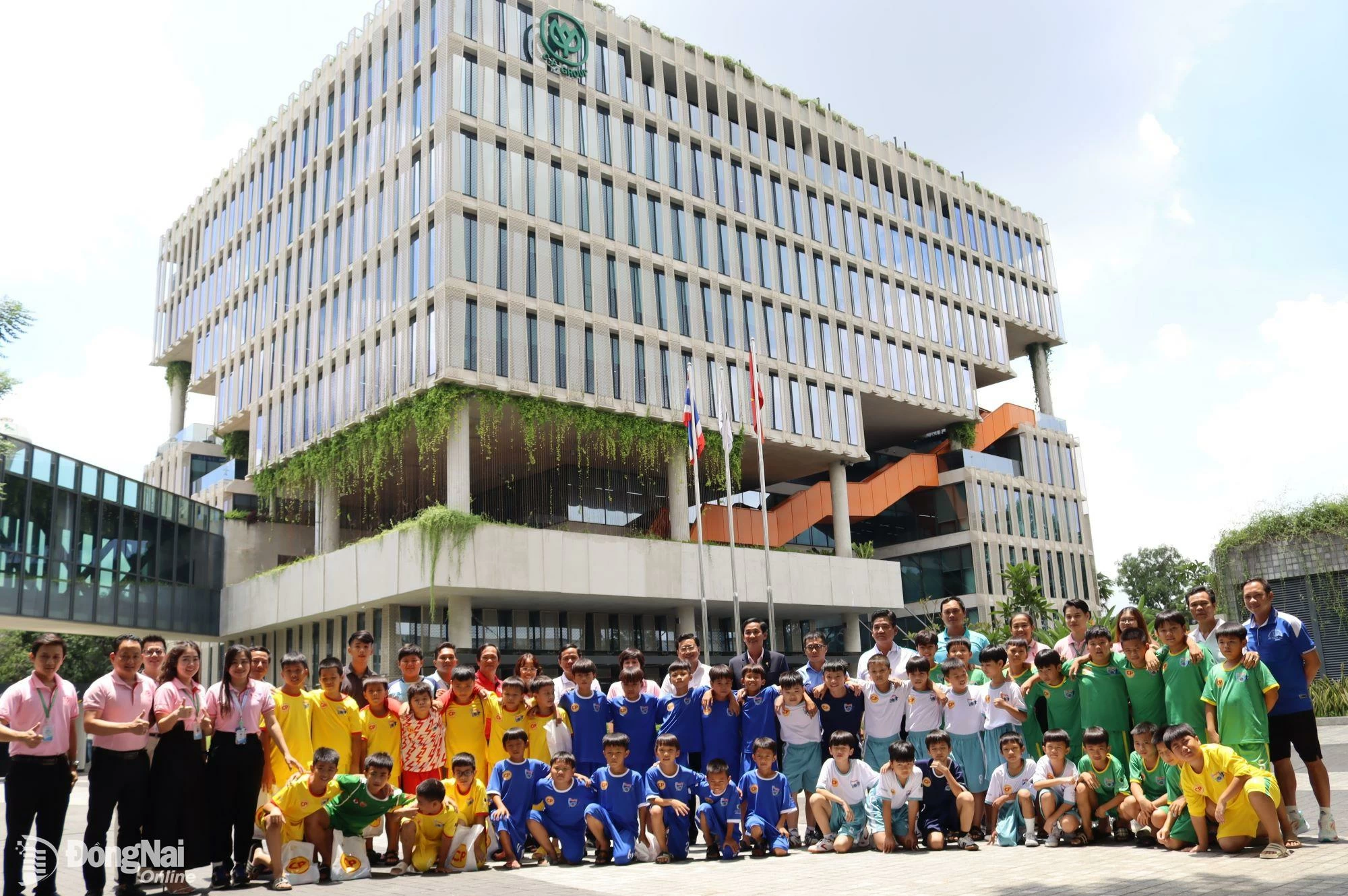 Los jugadores jóvenes de la 20ª Copa de Periódicos Dong Nai Sub 11 - CP Vietnam visitan la corporación ganadera más grande de Vietnam