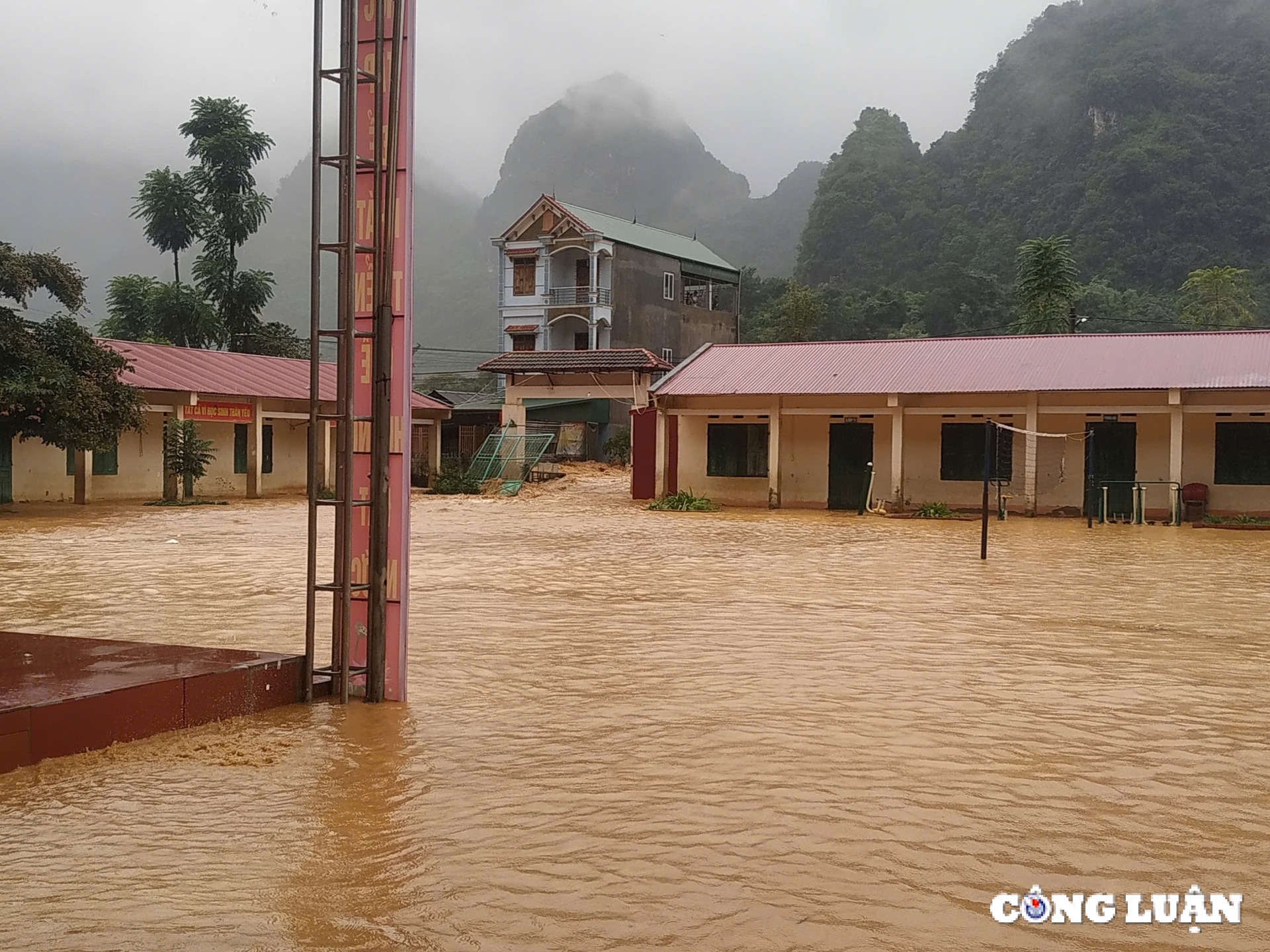 La Agencia de Noticias de Vietnam y el viaje a las zonas montañosas en la imagen 1