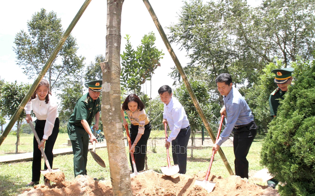 ...trồng cây lưu niệm tại Đồn Biên phòng Sì Lở Lầu.