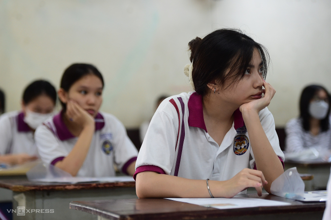 Candidatos toman el examen de graduación de secundaria en la ciudad de Ho Chi Minh, el 27 de junio. Foto: Thanh Tung