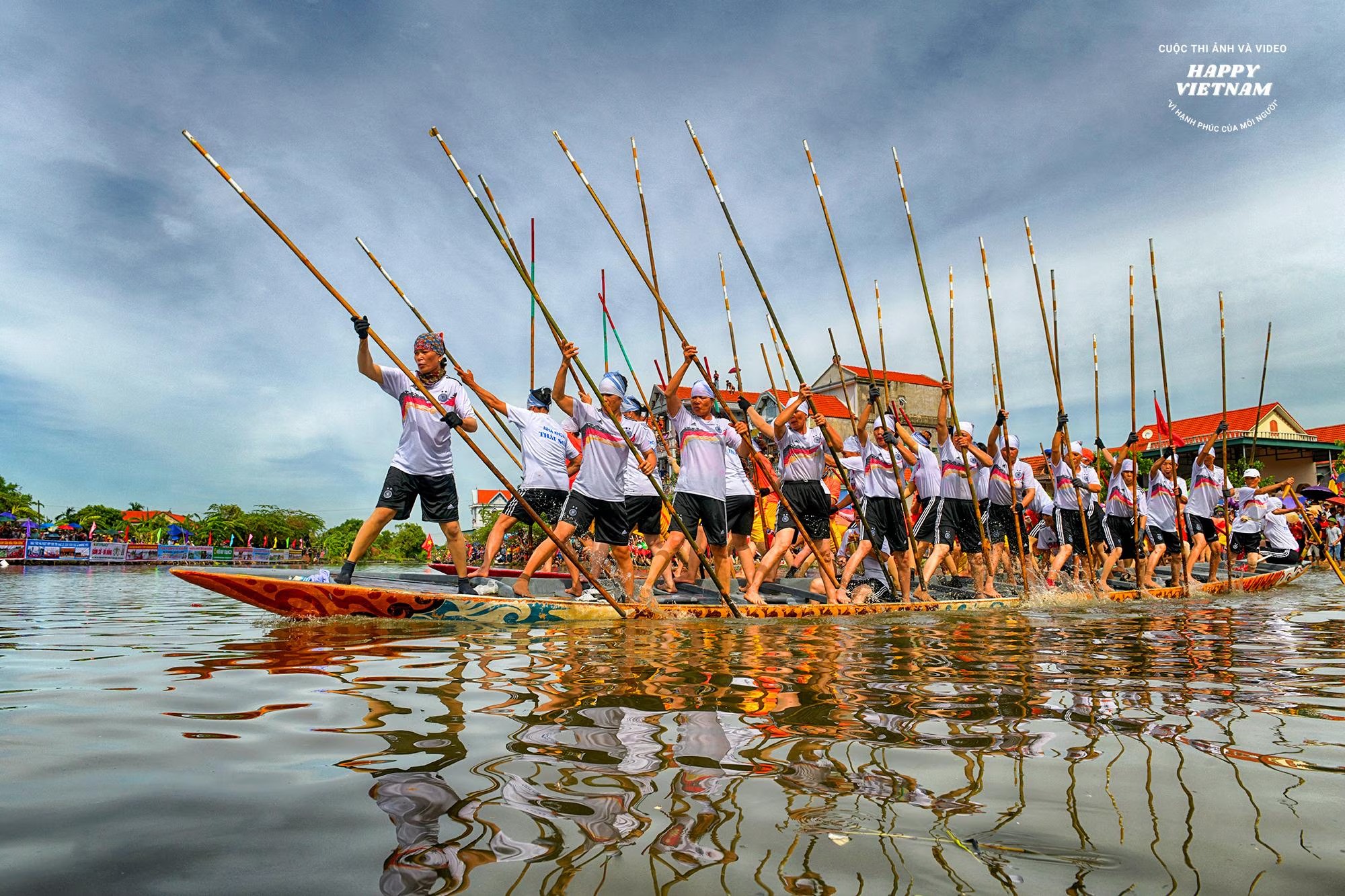 ពិធីបុណ្យប្រណាំងទូកនៅឃុំកោះ Hai Nam - ស្រុក Quang Yen - Quang Ninh