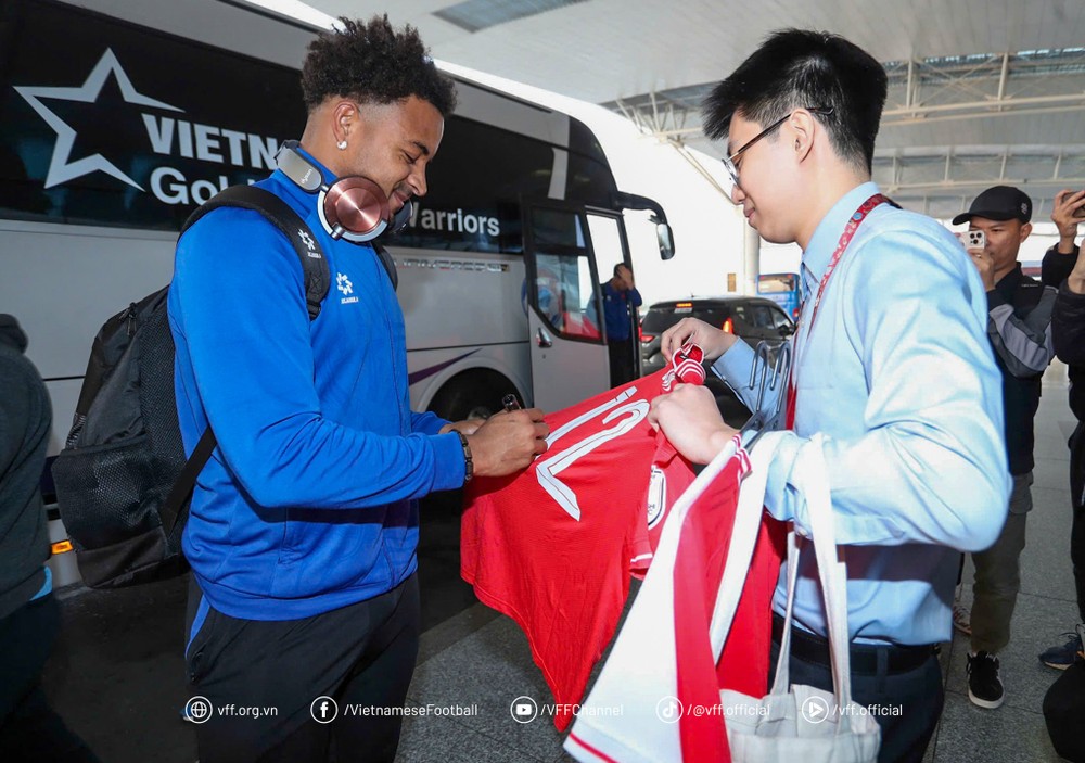 Vietnam team arrives in Thailand safely, fighting for the AFF Cup throne