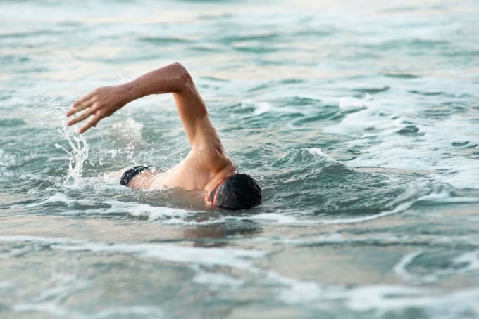 La natación es un deporte adecuado para personas con prótesis de cadera. Foto: Freepik