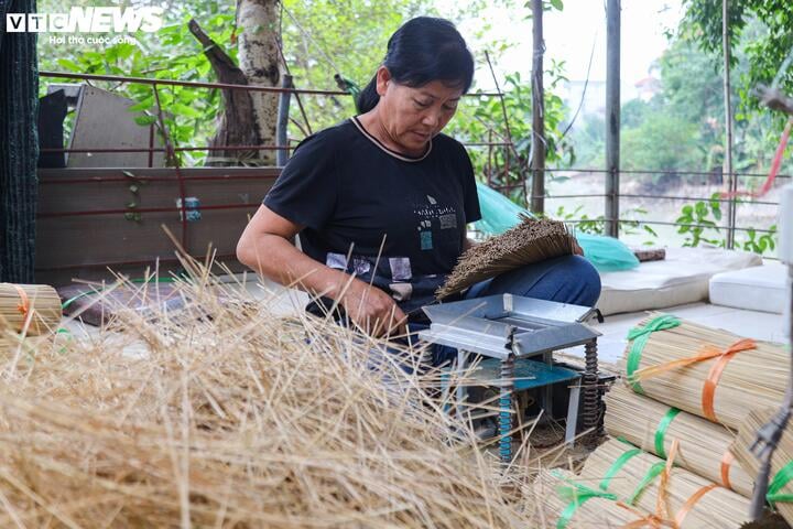 The 100-year-old incense village in Hanoi is bustling during Tet - 5