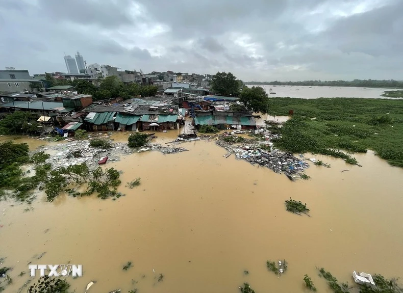 Die Überschwemmungen des Thao-Flusses überschreiten das historische Niveau, steigende Wasserstände des Roten Flusses wirken sich auf einige Gebiete in Hanoi aus, Foto 45