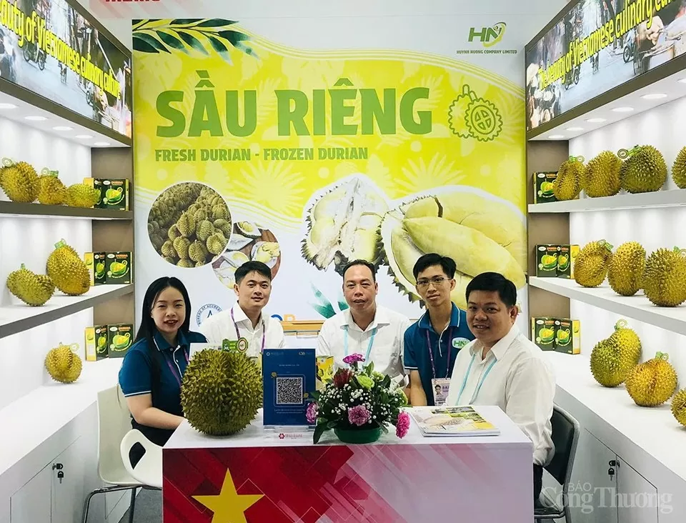 Clientes internacionales interesados ​​en productos agrícolas vietnamitas en la Feria de Importación y Exportación de China