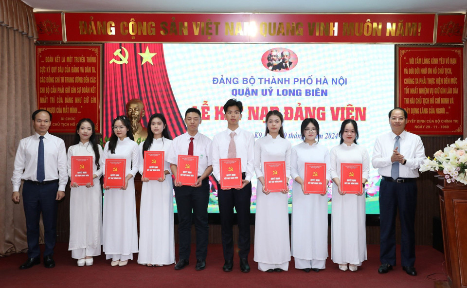 Member of the Standing Committee of the City Party Committee, Head of the City Party Committee's Propaganda Department Nguyen Doan Toan presented the Party admission decision to party members of the Long Bien District Party Committee.