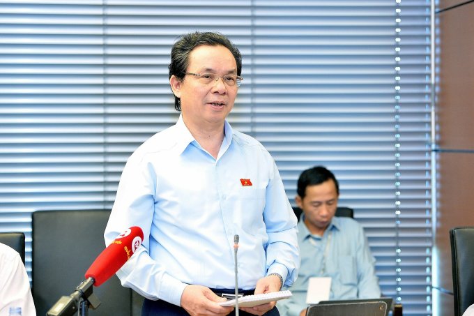 Delegate Hoang Van Cuong speaks at the meeting on November 10. Photo: National Assembly Media