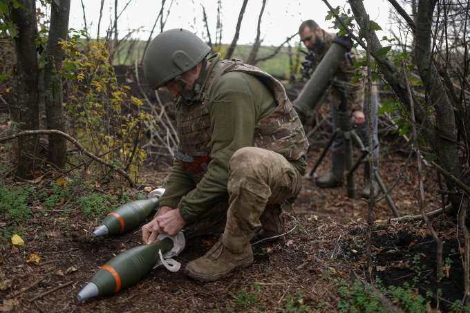 Des soldats ukrainiens préparent des obus de mortier sur la ligne de front dans la province de Mykolaïv, en Ukraine, en octobre 2022. Photo : Reuters