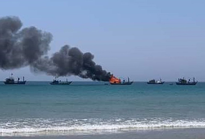 The ship caught fire while anchored near the shore. Photo: Thach Thao