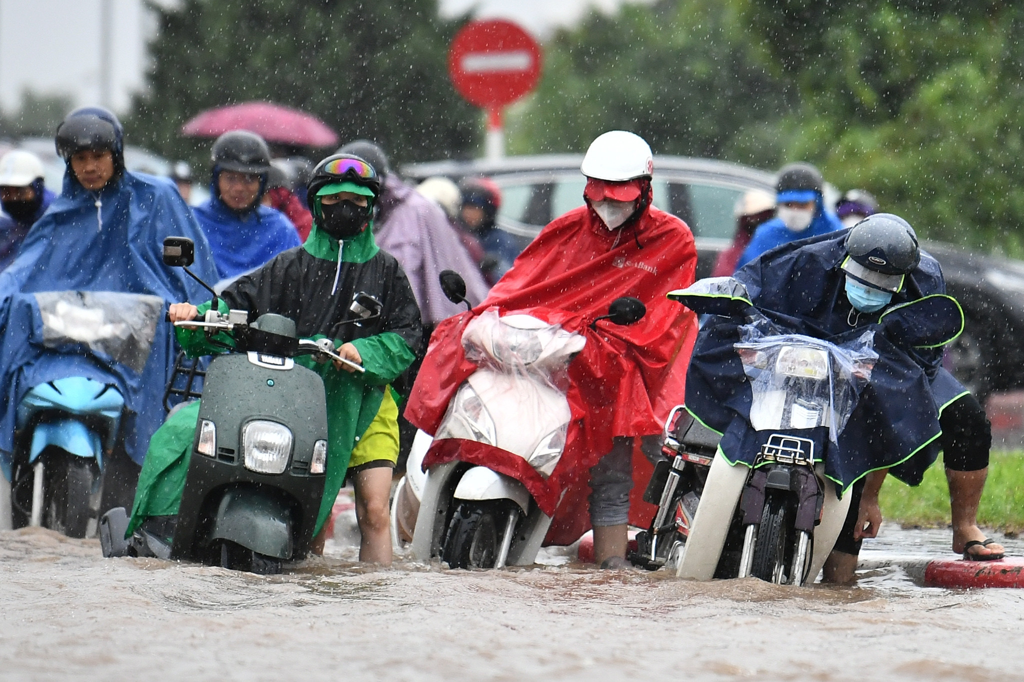 Traffic at My Dinh bus station and square paralyzed due to flooding