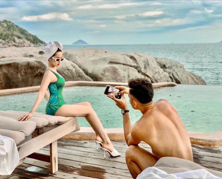 Tam Tit is very pampered by her husband, given expensive gifts, and often travels together.