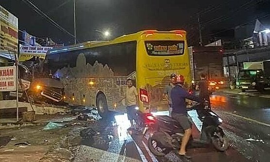 Quinta víctima muere en colisión frontal de autobús en la autopista 20