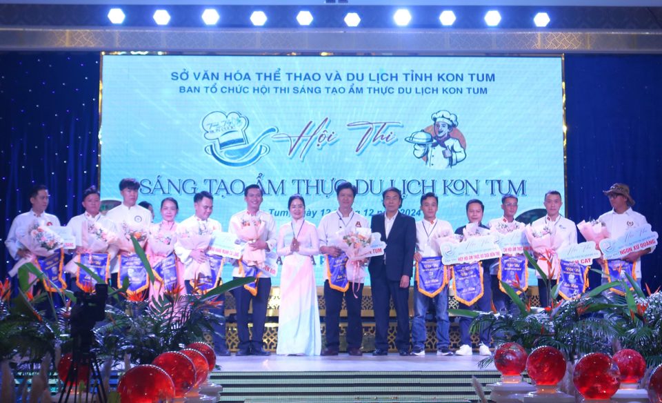 គណកម្មាធិការរៀបចំបានជូនផ្កាដល់ក្រុមដែលចូលរួមក្នុងការប្រកួតធ្វើម្ហូប។