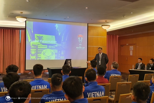 Vietnam team gets acquainted with semi-automatic offside detection technology, recording and taking photos