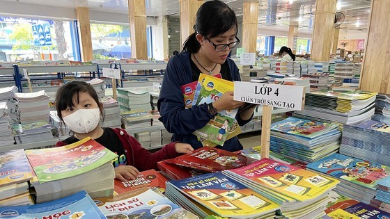 การพยายามจัดเตรียมหนังสือเรียนให้เพียงพอก่อนวันเปิดเรียน