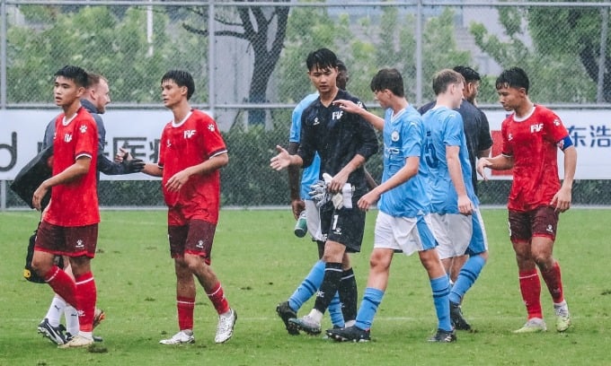 Spieler beider Teams gaben sich nach dem Spiel die Hand. Foto: PVF