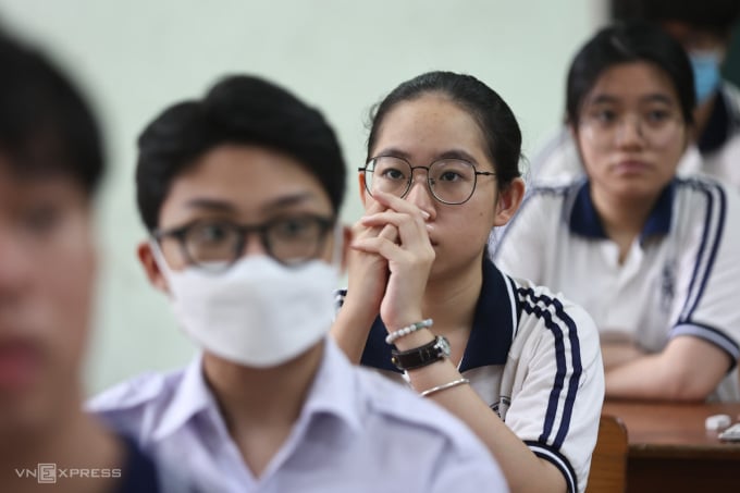 Candidatos que toman el examen de graduación de secundaria de 2023 en la ciudad de Ho Chi Minh. Foto: Quynh Tran