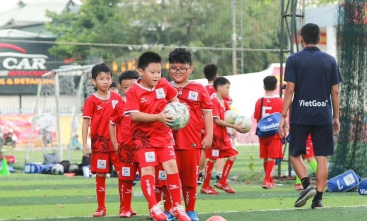 Le plus grand centre de football communautaire du Vietnam rejoint la Fédération de football de Ho Chi Minh-Ville - 1