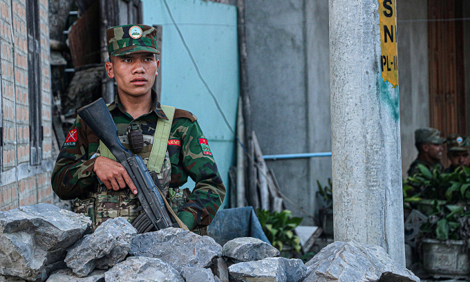 Des membres de l'Armée de libération nationale Taang (TNLA) montent la garde dans la ville de Namhkam, dans l'État Shan, au Myanmar, en novembre 2023. Photo : AFP