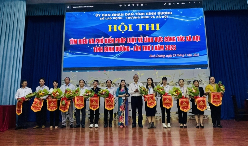 Teams participating in the contest to learn and disseminate laws in the field of social work.