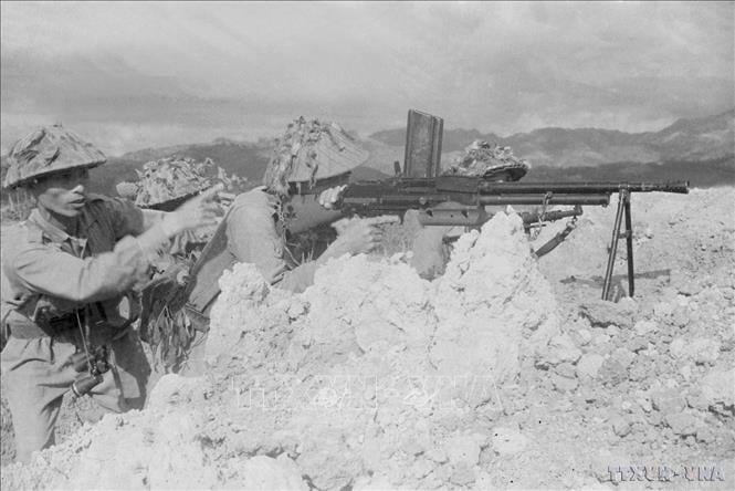 El 20 de abril de 1954, nuestro ejército derrotó muchos contraataques y preparó el campo de batalla para capturar el aeropuerto de Muong Thanh y la colina A1.