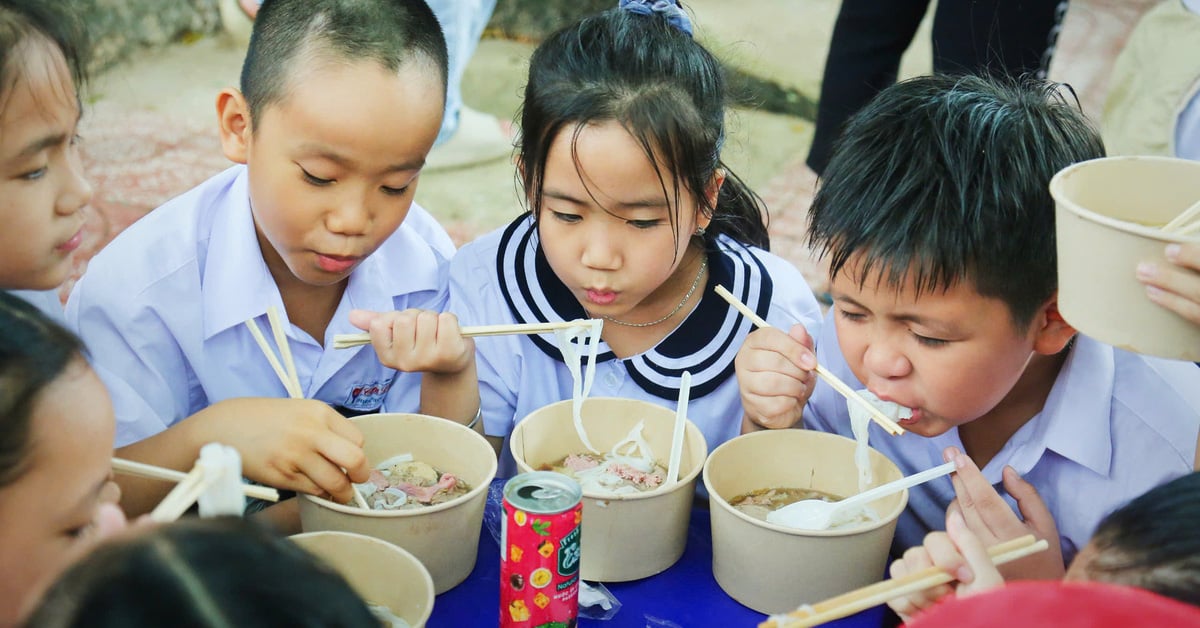 ចានផូចំនួន 1,000 ចានពេញមួយយប់សម្រាប់បម្រើសិស្ស Khanh Hoa