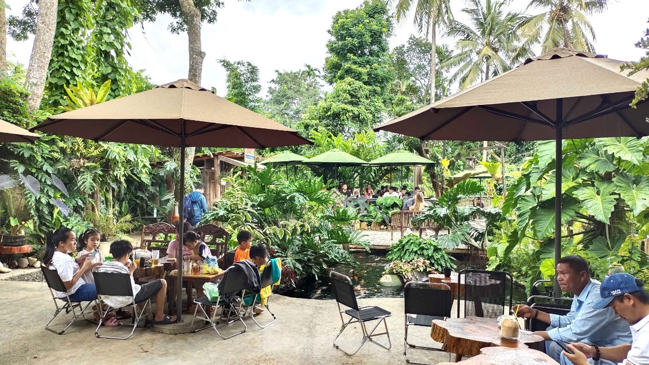 Coffee shops with stilt houses and thatched roofs attract young people in the mountain town photo 11