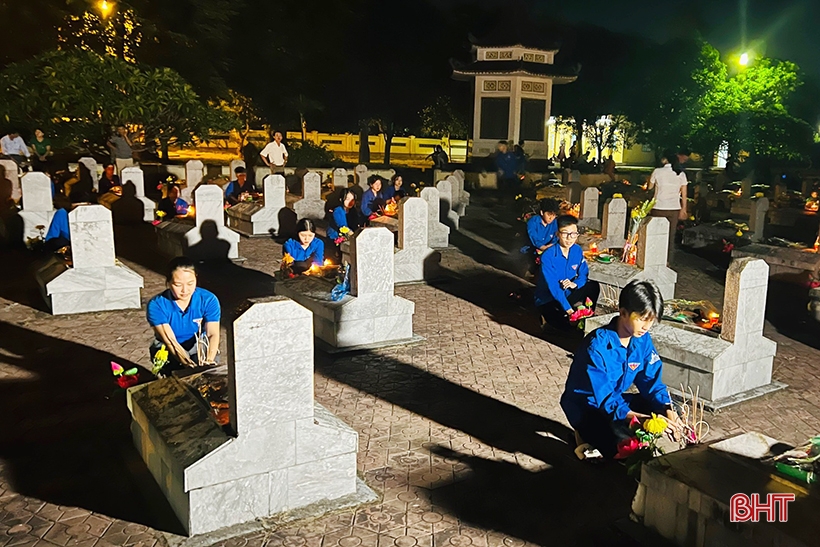 Les jeunes de Ha Tinh allument des bougies pour rendre hommage aux martyrs héroïques