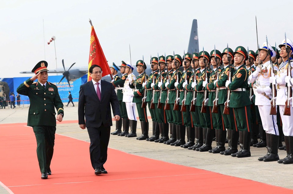 Prime Minister Pham Minh Chinh reviews the guard of honor.