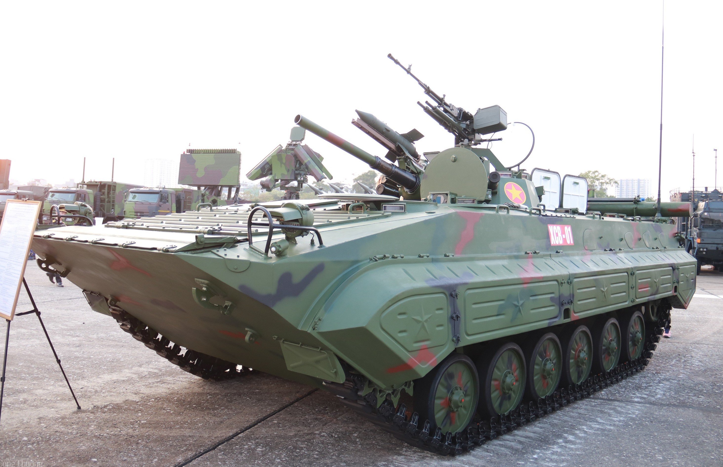 What do international experts say about Vietnam's XCB-01 infantry fighting vehicle?