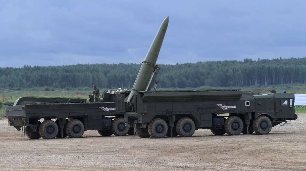 Monde - Un avion russe Su-34 a lancé un missile Kh-59MK, attaquant avec précision une position stratégique en Ukraine (Image 2).