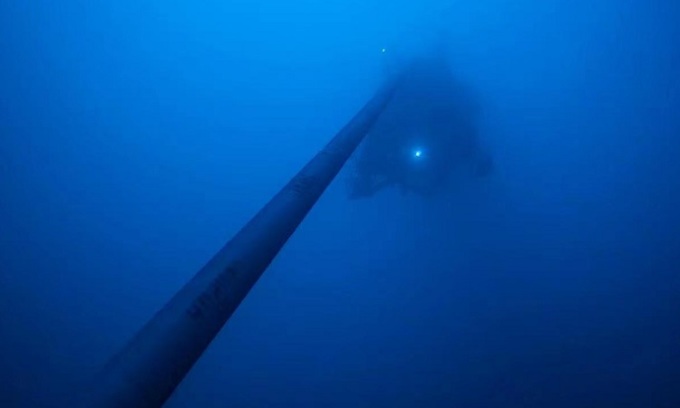 Đường ống nằm ở độ sâu 1.000 m dưới biển. Ảnh: CNOOC