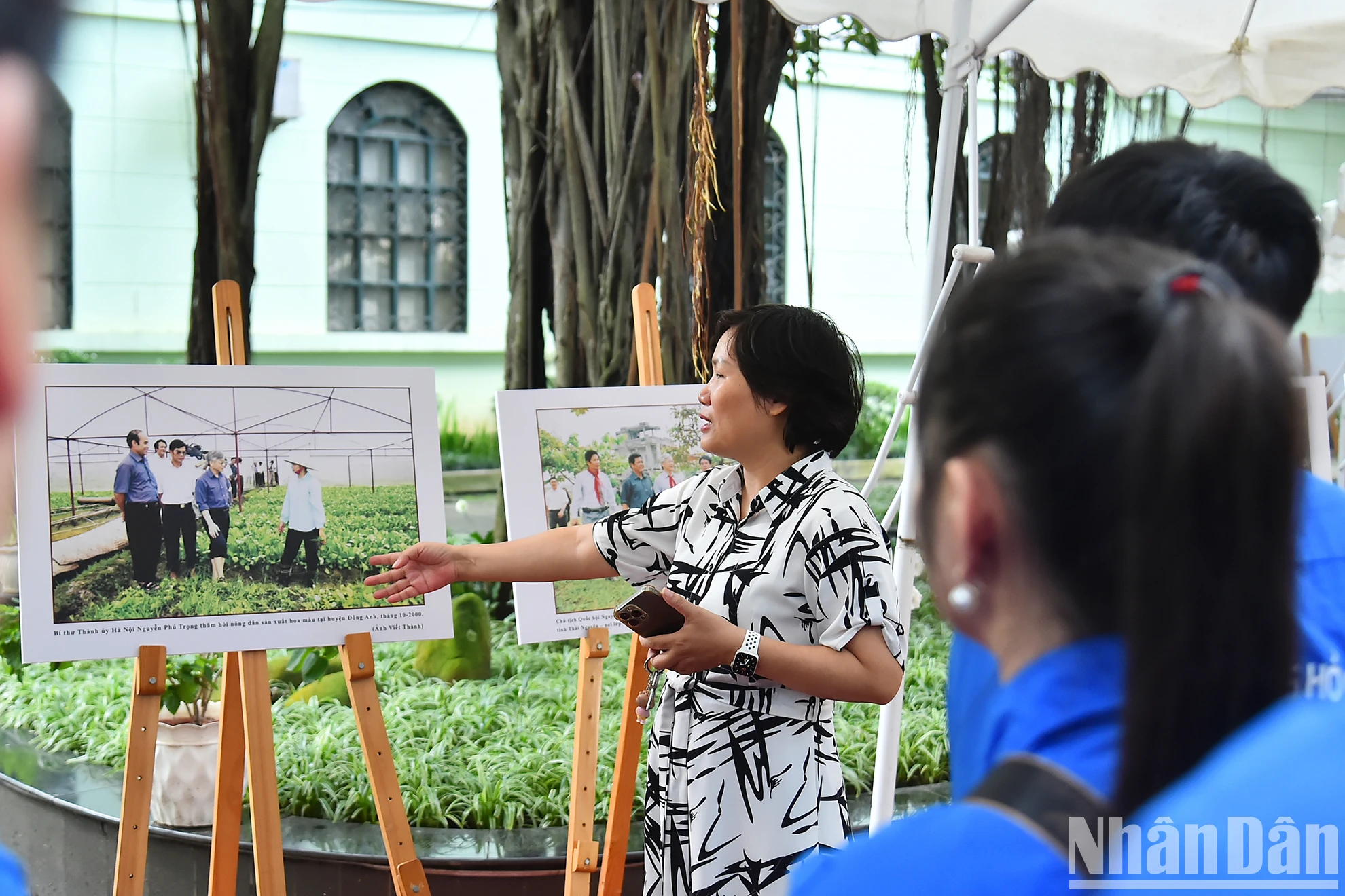 Youth Union members of Dong Hoi commune visit the photo exhibition 