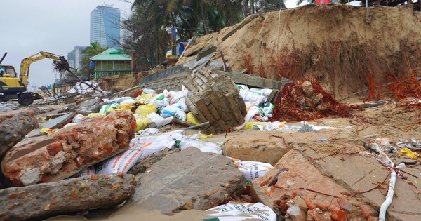 Hundreds of people build embankments to prevent erosion on "the most attractive beach on the planet"