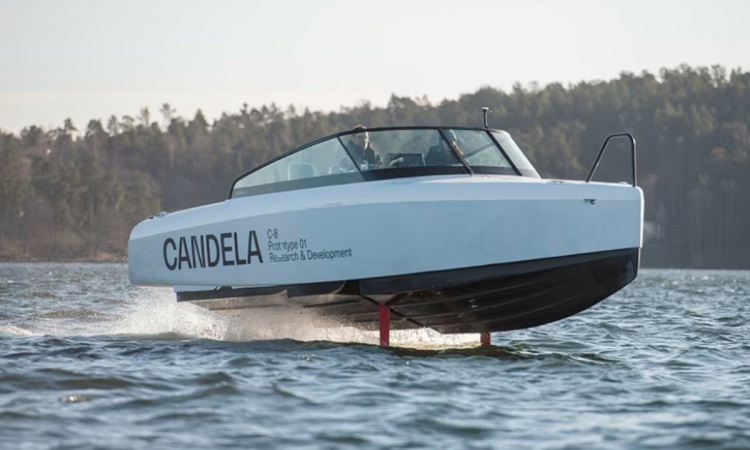 Un hydroptère bat le record de course longue distance