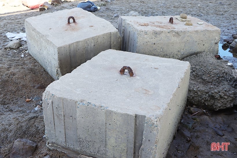 Der Auftragnehmer „vergaß“ Hunderte Tonnen „Müll“ aus Stein und Beton unter der Cua Nhuong-Brücke