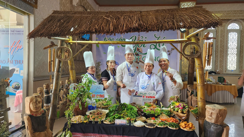 សាឡាត់ស្លឹកមានភាពទាក់ទាញផ្ទាល់ខ្លួនដែលទាក់ទាញអ្នកចូលចិត្តអាហារ។