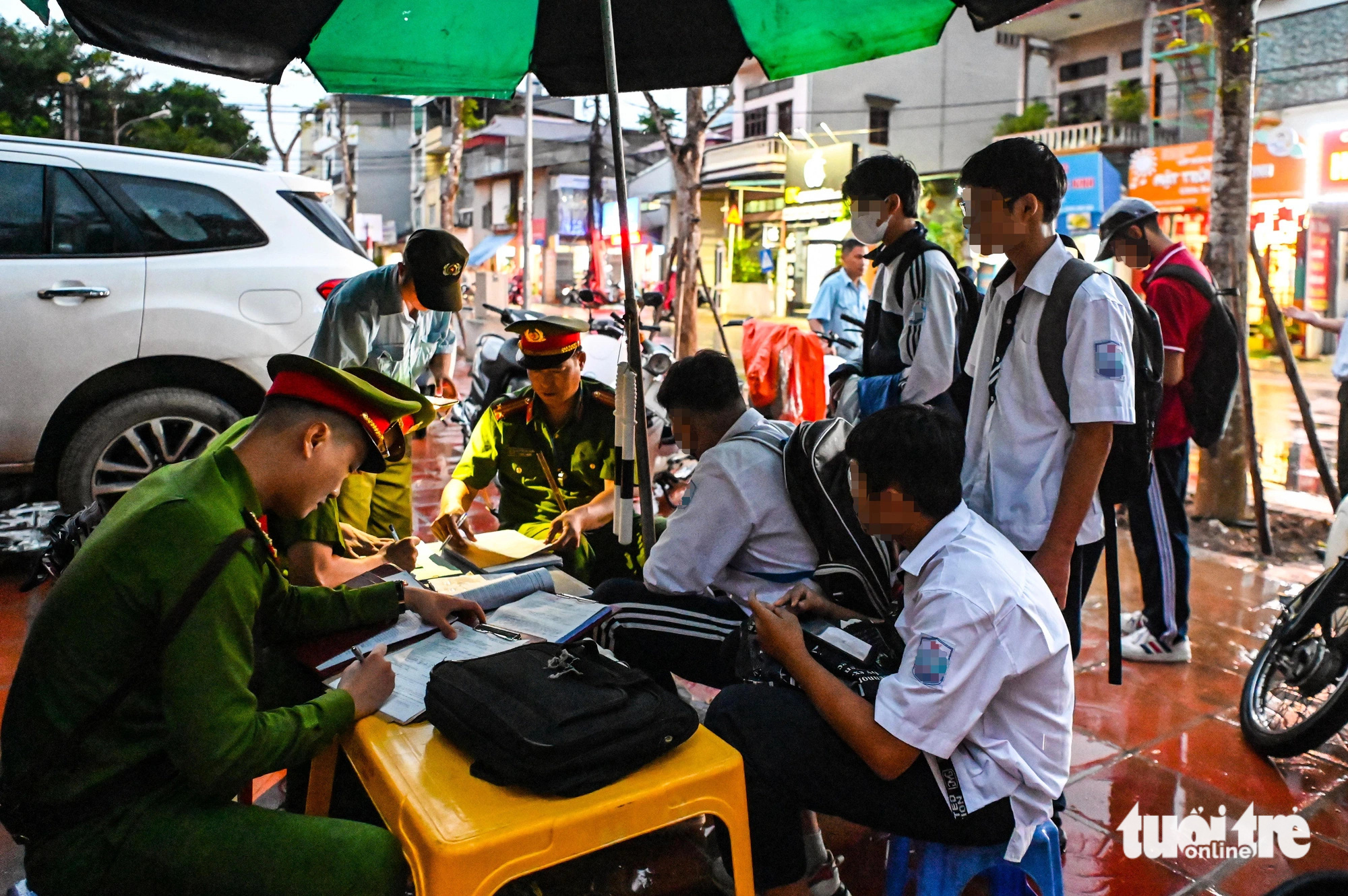 Cao điểm xử lý vi phạm giao thông với học sinh: Phụ huynh xếp hàng chờ cảnh sát lập biên bản - Ảnh 7.