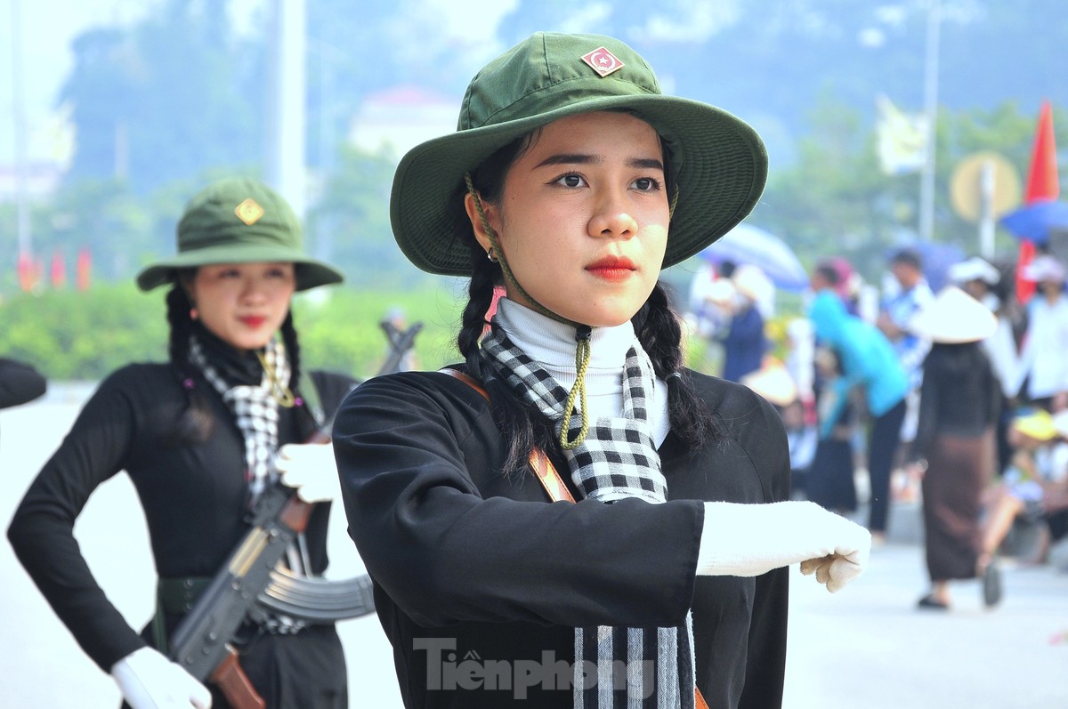 Las bellezas del sur están listas para el gran desfile en Dien Bien foto 13