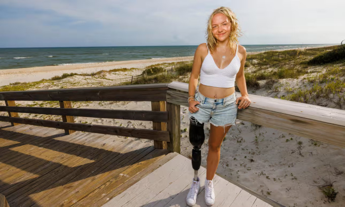 Addison Bethea, de 18 años, se encuentra en la orilla de la playa de St. George, Florida, un año después del ataque. Foto: Guardian