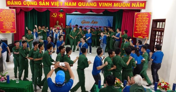 Đoàn văn nghệ sĩ TP HCM hát cùng chiến sĩ nơi đảo xa