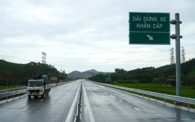 La autopista Nghi Son-Dien Chau (fase 1) que atraviesa Thanh Hoa y Nghe An cuenta con una franja de parada de emergencia. Foto: Le Hoang