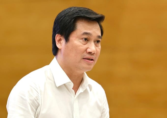 Herr Nguyen Tuong Van, stellvertretender Bauminister, antwortete auf der Pressekonferenz der Regierung am Abend des 4. Juli. Foto von : Nhat Bac