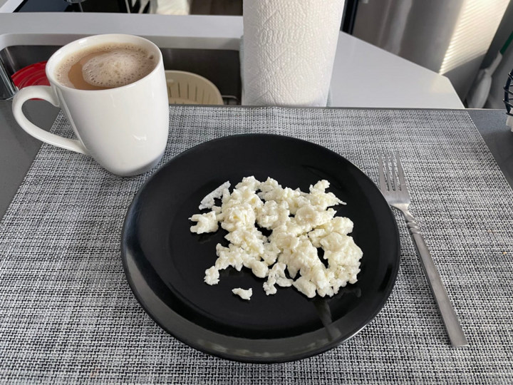 Petit déjeuner simple le deuxième jour en « imitant » le PDG d'Apple. (Photo : Insider)