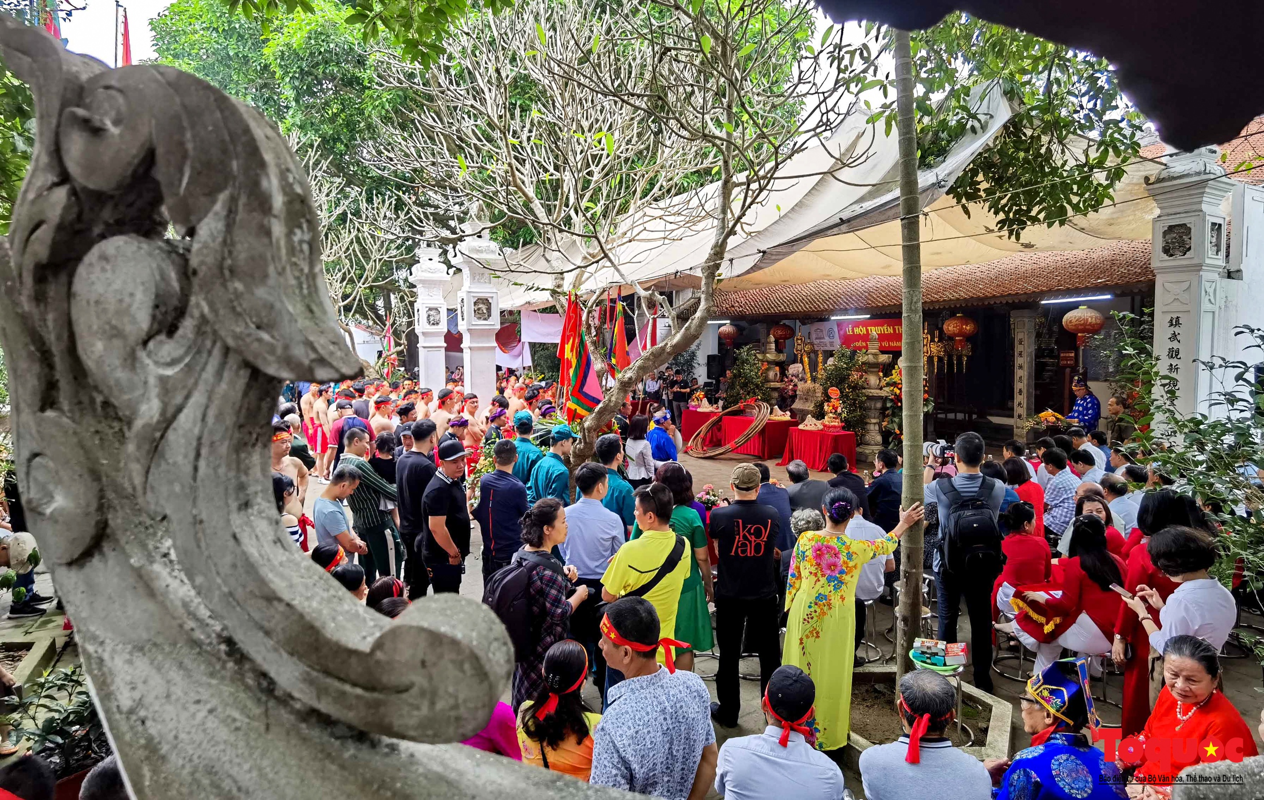 Ritual único de tira y afloja sentado en el festival del Templo Tran Vu (foto 1)