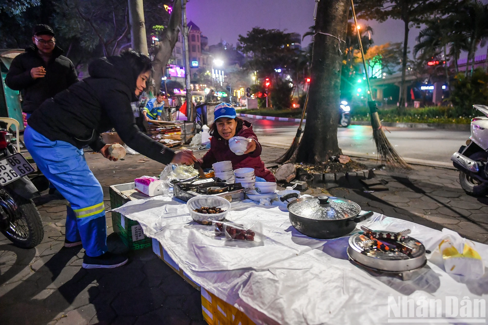 [Photo] Cozy meal to say goodbye to the old year on the sidewalk photo 8