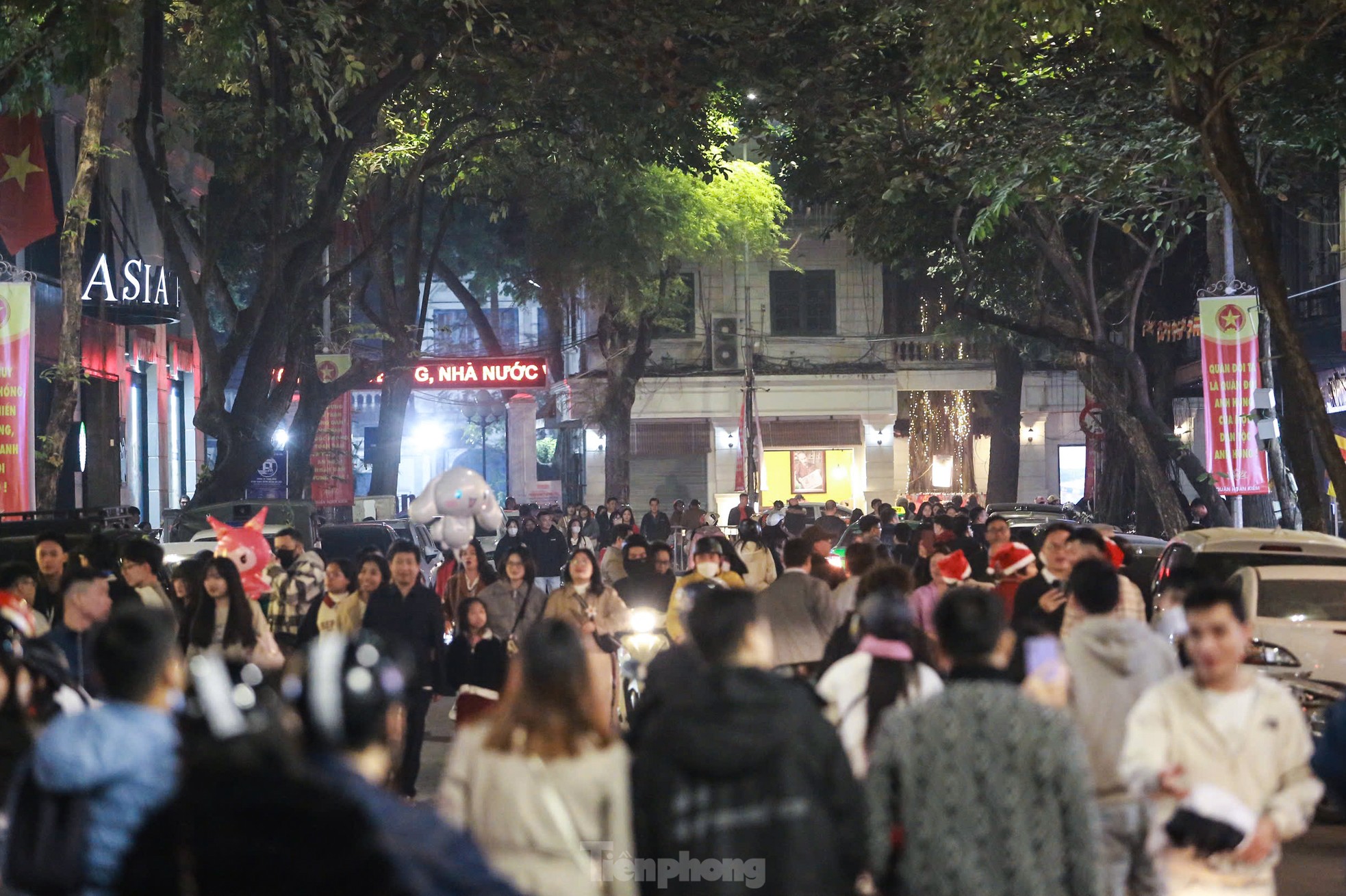 Hanoians jostle on Hang Ma Street, Cathedral welcomes Christmas early photo 5