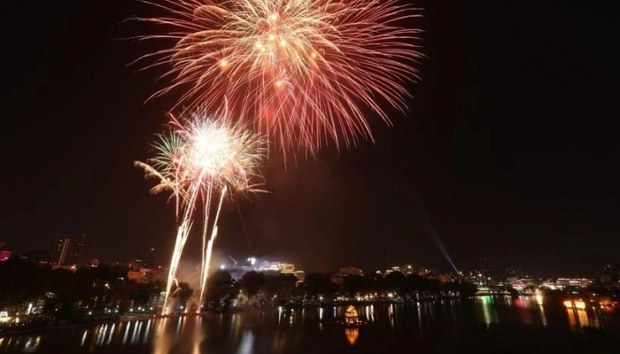 Vorschlag, anlässlich des 70. Jahrestages der Befreiung der Hauptstadt nur am Hoan-Kiem-See ein Feuerwerk zu veranstalten